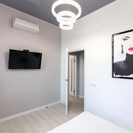 Leogrand Vip Apartments On Pidhirna 3 リヴィウ エクステリア 写真